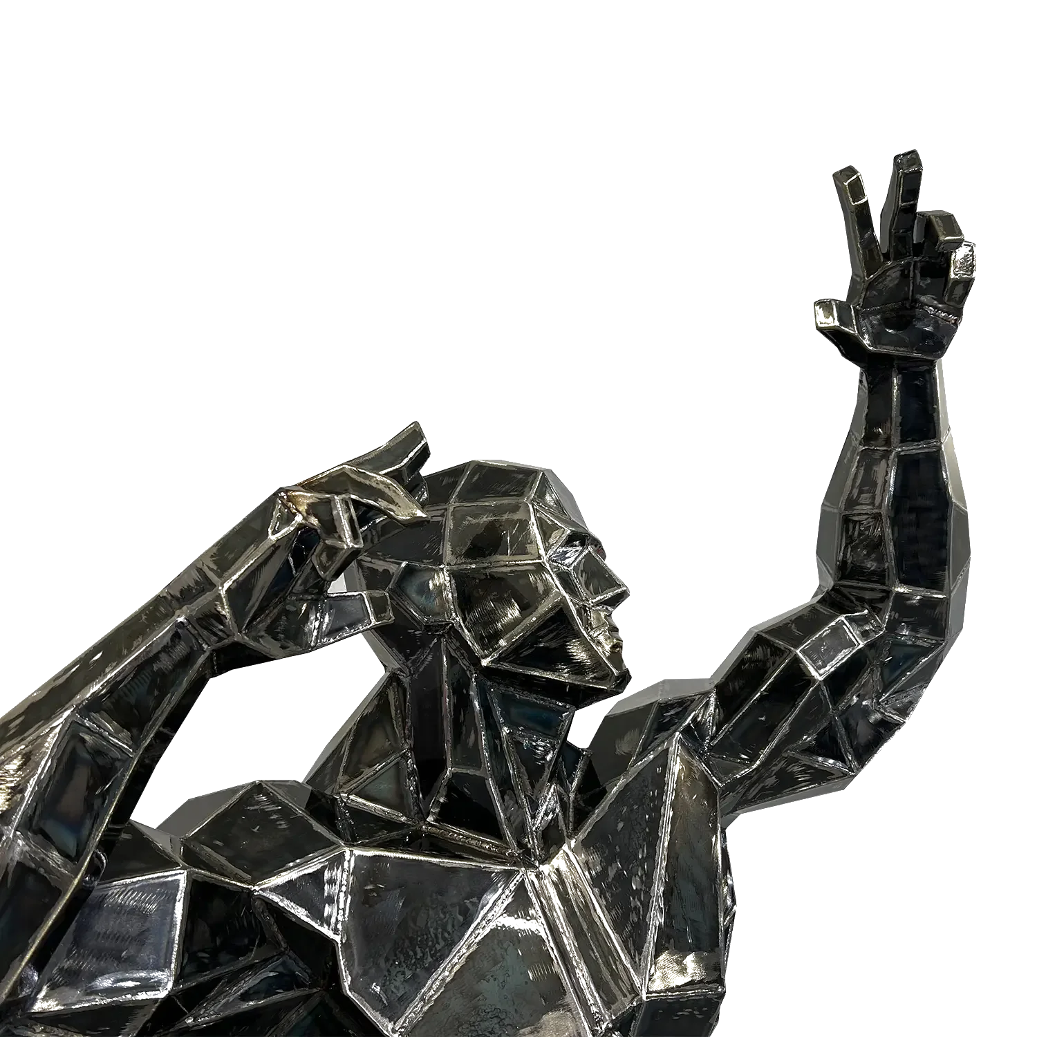Plieninis Colossus iš arti: suvirintos briaunos, viena ranka iškelta
